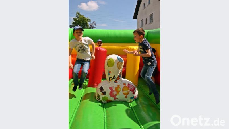 Toben auf der Hüpfburg macht den Kindern viel Vergnügen. Bild: zer