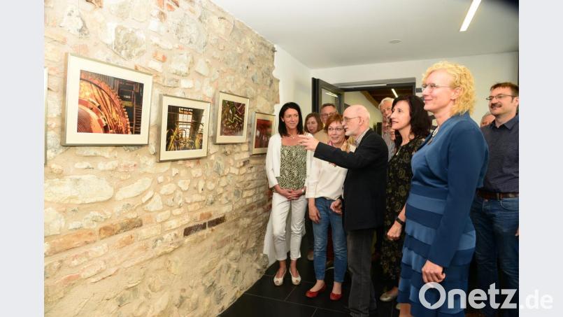 Pfarrer Dr. Rüdiger Kretschmann erklärt als Autor seine Bilder. Aufmerksam hören Regina Kiermaier, Vulkanerlebnis Parkstein (links) und Bettina Hahn, Evangelisches Bildungswerk, Bürgermeisterin Tanja Schiffmann (von rechts) zu. Bild: bey