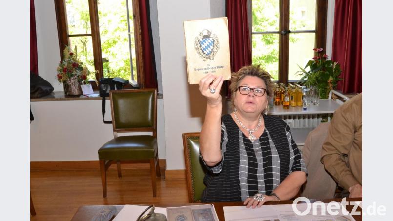 Museums- und Kulturamtsleiterin, Diplom- Archivarin Petra Vorsatz, mit einem der vielen historischen Bücher, die gebracht worden: &quot;Die Bayern im große Kriege 1914- 1918&quot;. Bild: hcz
