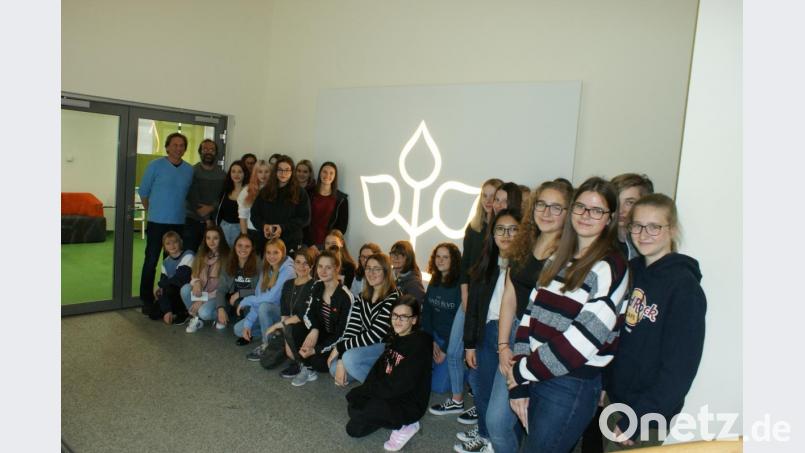 Zur Projektwoche war ein Teil der Schülerinnen auch bei der AOK in Tirschenreuth zu Gast. Bild: exb