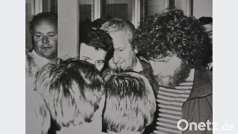 Die Fußballfans drängen sich um Paul Breitner, der 1980 nach einem Freundschaftsspiel des FC Bayern München beim ASV Neustadt einen kurzen Abstecher nach Floß macht. Links hinten ist der bereits verstorbene Lothar Wirth zu sehen. Archivbild: exb