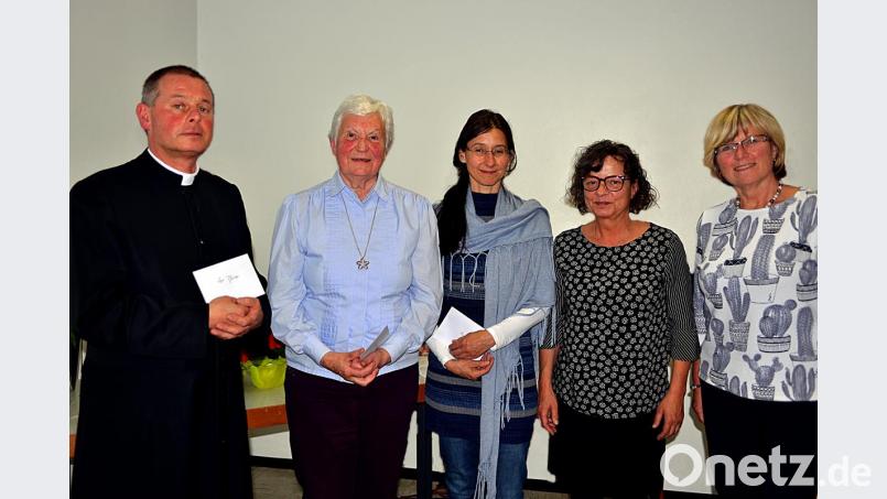 Sie alle freuen sich über die Geldspenden vom Frauenbund St. Elisabeth: (von links) Pfarrer Brolich, Rosemarie Meier, Monika Meier, Christine Hüttner und Edith Weinhart. Bild: R. Kreuzer