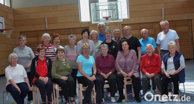 Die AWO-Seniorensportgruppe gibt es seit 35 Jahren. Die 55-jährige Bettina Steckermeier (vorne, Vierte von links) leitet die Gruppe seit 25 Jahren. Für ihr Wirken wurde die Übungsleiterin nun geehrt. Bild: exb