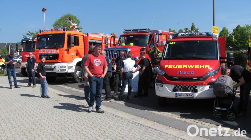 Eine Attraktion ist die Fahrzeugschau der Feuerwehr Mantel, der Lagerfeuerwehr Grafenwöhr und des BRK Weiden. Die Rettungskräfte erklären die Ausrüstung ihrer Fahrzeuge. Bild: sei