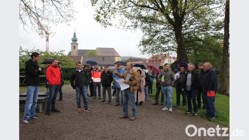 Bei einem Rundgang durch die Marktweiheranlage, die am 13. und 14. Juli die Kulisse für das Bürgerfest liefert, wies Hans Deyerl (vorne, mit Plan) den Vertretern der mitwirkenden Vereine ihre Plätze zu. Bild: frd
