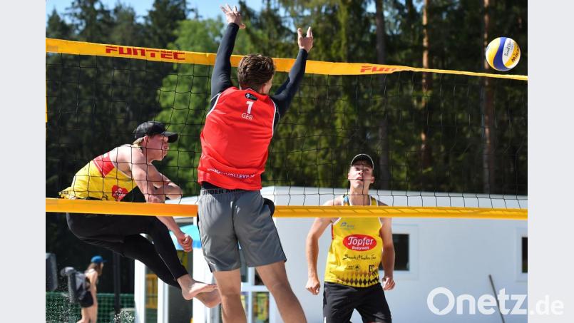 Rasanten Beachvolleyballsport bot das Beach Masters im Schätzlerbad. Bild: A. Schwarzmeier