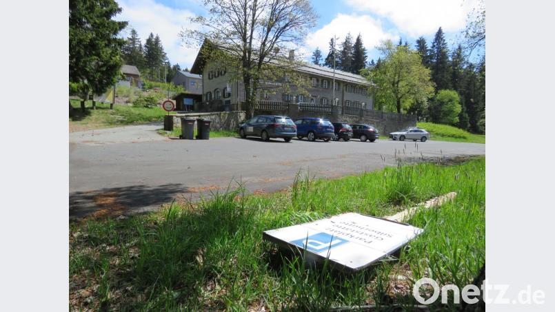 Das Parkplatzschild liegtumgeknickt auf einem Stück Rasen und keinen interessiert's:. Im Sommer wird der Parkplatz kaum mehr frequentiert, da kein Pächter mehr im Schutzhaus ist. Wie es weiter geht, konnte Schöberl den Gästen aus dem Landtag nicht sagen. Bild: ubb