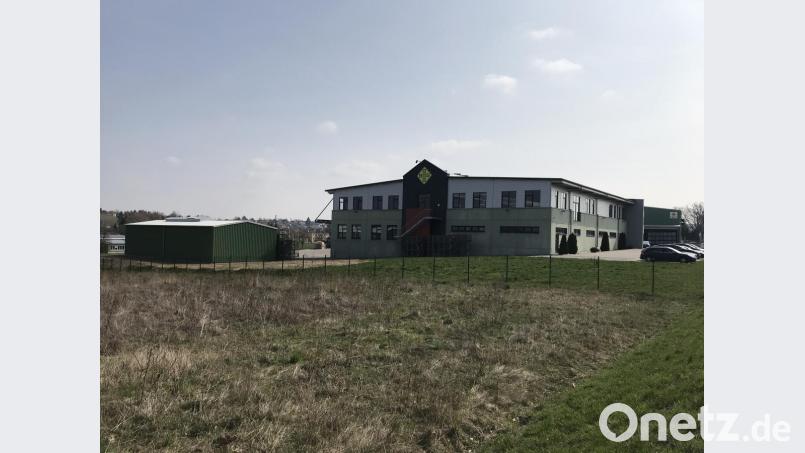 Das Verwaltungsgebäude der BaS-Kunststoffverarbeitung GmbH: Aus einer kleinen Halle sind in den vergangenen 30 Jahren seit der Gründung des Unternehmens drei Werke geworden; die Geschäftsführung ist in der Familie geblieben. Bild: eig