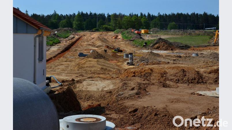 Die momentan laufenden Erschließungsarbeiten im Industriegebiet Saaß haben das Gelände großflächig umgestaltet. Am Mittwoch berät der Stadtrat über die Ansiedlung eines zweiten Betriebs neben Cherry. Bild: ll