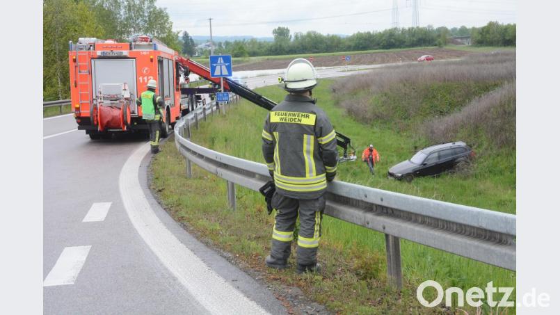 Die Fahrt auf der nassen Fahrbahn endete für einen BMW-Fahrer am Montagnachmittag an der Autobahn-Ausfahrt Weiden-Süd im Graben. Bild: Gabi Schönberger