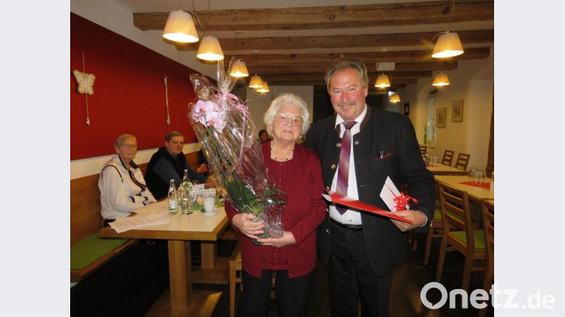 Vorsitzender Johann Brandl (rechts) gratulierte Marlene Arnold herzlich zu über 55 Jahren Mitgliedschaft und bedauerte ihren Rücktritt als Seniorenbeauftragte. Links im Bild Kreisrätin Hannelore Bienlein-Holl und der langjährige Stadtrat Hans Lugert. Bild: ubb