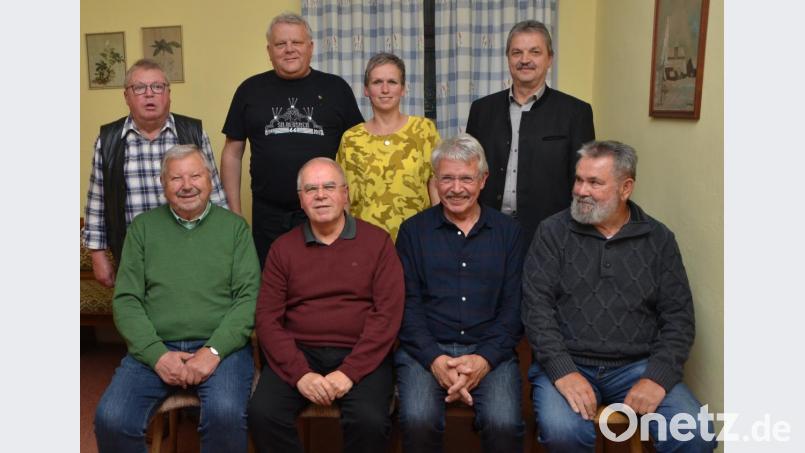 Außergewöhnliche Leistungen verlangen nach außergewöhnlichen Ehrungen. Wegewartchef Karl Senft (vorne, Zweiter von links) erhielt die silberne Verdienstnadel des OWV-Hauptvereins und zugleich die Vereinsehrung für 40-jährige Treue. Diese wurde auch an Xaver Gruber (vorne, links) und Helmut Weig (vorne, rechts) überreicht. Auch Vorsitzender Erwin Scholz (hinten, links) ist seit 40 Jahren dabei. Andrè und Katrin Schröter (Mitte) erhielten die Auszeichnung des Hauptvereins. Bürgermeister Andreas Wutzlhofer (hinten, rechts) ist zugleich stellvertretender Vorsitzender. Bild: dob