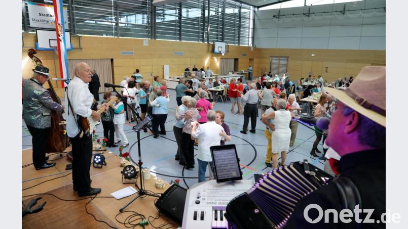 Die Musiker der &quot;Jukebox Heroes&quot; lockten die Besucher auf die Tanzfläche. Bild: Gerhard Götz