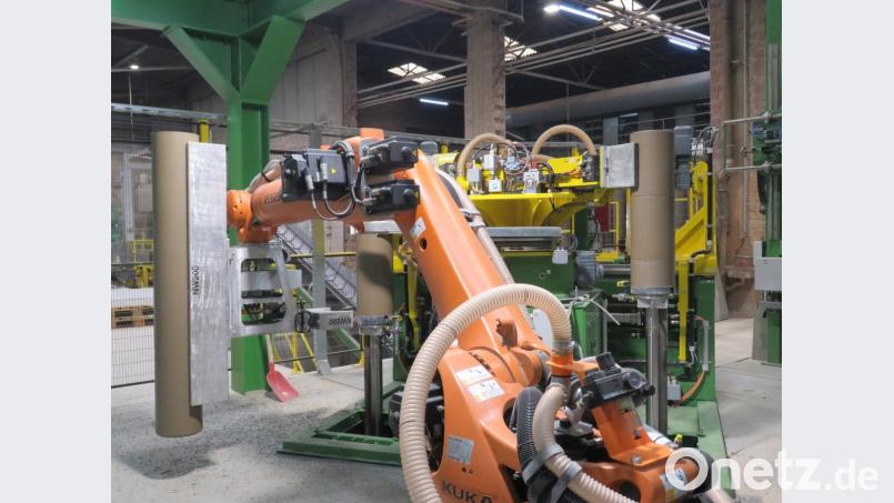 Die Fachkräfte bei der Hart Keramik AG werden im technischen Bereich von Industrie-Robotern bestens unterstützt: &quot;Die Roboter übernehmen viele Schwerstarbeiten, die ein Mensch gar nicht leisten kann.&quot; Bild: ubb