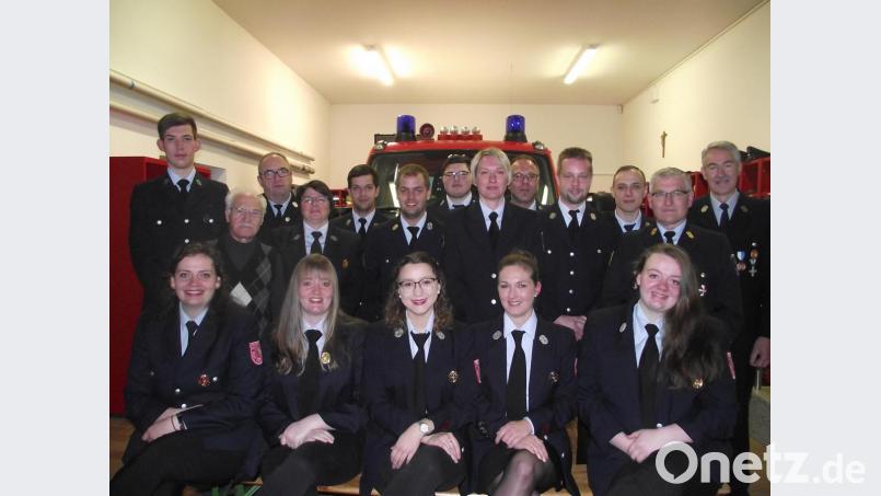 Die 50. Gruppe der Muglhofer Feuerwehr legt erfolgreich ihre Prüfung &quot;Gruppe im Löscheinsatz&quot; ab. Bild: ror