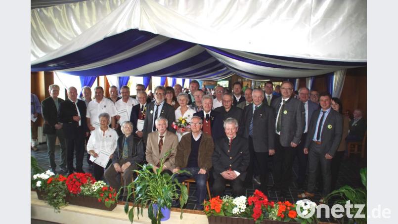 Die bei der Festversammlung geehrten Mitglieder mit Ehrengästen und der Vorstandschaft des Oberpfälzer Waldvereins. Bild: mmj