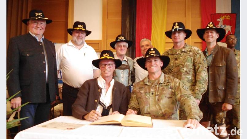 Bürgermeister Hermann Falk und Lieutenant Colonel Timothy Wright (vorne sitzend, von links) unterzeichneten im Beisein von (stehend von links) Altbürgermeister Hans Drexler, Ex-Musikzug-Chef Werner Stein, Brauerei-Chef Franz Dorfner, CSM Jeremiah Inman (2009 bei der Gründung dabei), CSM Daniel Rose und LTC Adam Lackey die Urkunde. Bild: u