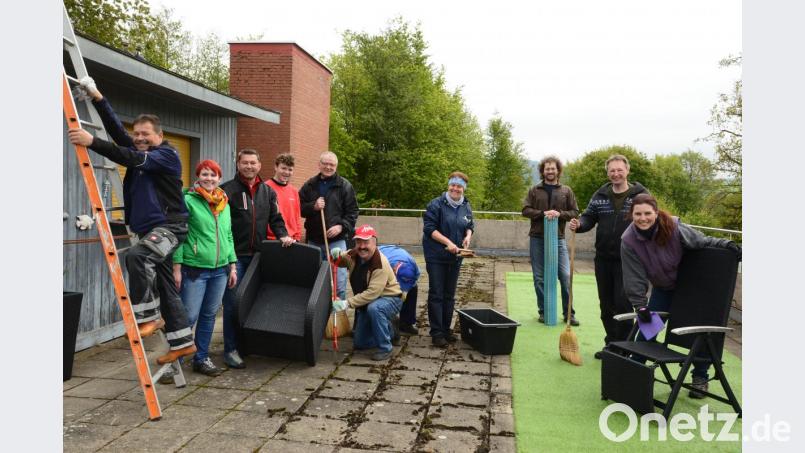 Auf der Terrasse des Freibades beginnen die Mitglieder des Freibadfördervereins ihre Arbeiten zur Vorbereitung der Saisoneröffnung am Samstag, 25. Mai. Anschließend werden kleine Gruppen gebildet, die quer übers weiträumige Gelände tätig sind. Bild: bey