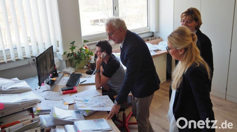 Im Konstruktionsbüro: Josef Kürner (stehend), zusammen mit Ehefrau Monika und Tochter Sabine, die beide im Betrieb mitarbeiten. Bild: Bühner