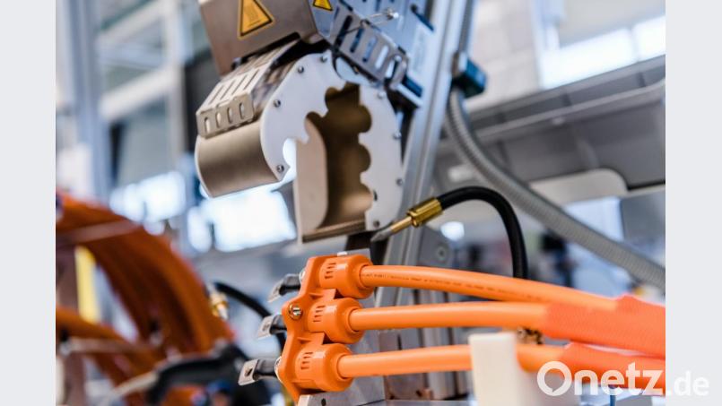 Schön dicht halten: Wasserdichte-Verklebung eines Hochvoltkabelsatzes. Bild: Nexans autoelectric GmbH