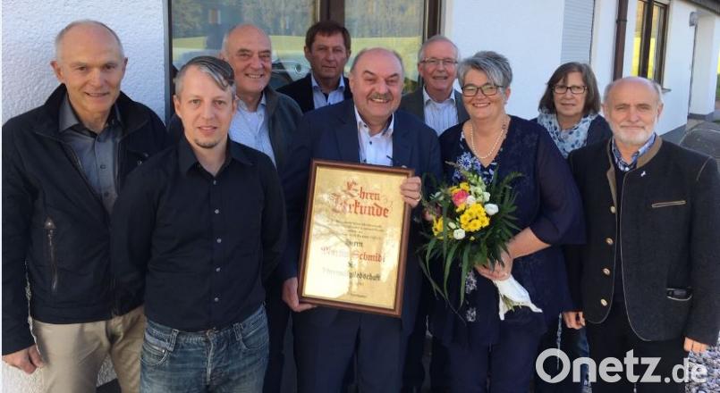 Der TSV Pressath hat mit Martin Schmidt (Urkunde) ein neues Ehrenmitglied. Darüber freuen sich auch (von links) Josef Bösl (Schriftführer), Benny Stark (Abteilungsleiter Tischtennis), Vorsitzender Josef Sirtl, Ehrenamtsbeauftragter Franz Ficker, Martin Schmidt, Werner Lustig (Sportheimverwalter), Ehefrau Elfriede Schmidt, zweite Vorsitzende Gerlinde Reichl und Wunibald Heinl (Vorstand Bauausschuss). Bild: ffz