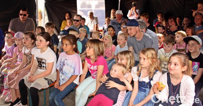 Das Kasperltheater ist immer gut besucht. Die Kinder fiebern mit und haben viel Spaß. Bild: zer