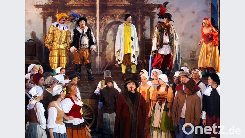 Wie gewohnt schlüpft Andy Kuntz (vorne, Mitte) wieder in die Rolle des Friedrich, der einst den Titel Winterkönig verliehen bekam. Neben Profi-Darstellern stehen auch wieder Laien aus der Region auf der Bühne. Diese gehören der Freudenberger Bauernbühne, der Haagerthaler Bauernbühne, der Knappschaftskapelle und der Stadtwache Amberg an. Insgesamt gibt es zwölf Aufführungen – eine davon speziell für Schulen. Bild: Steinbacher