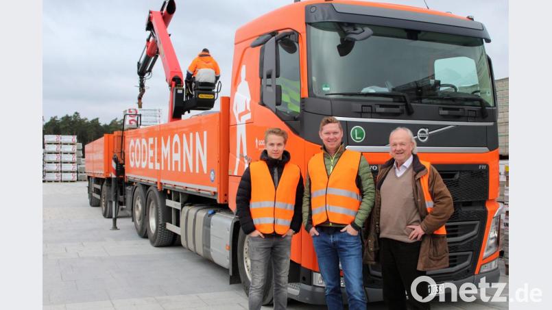 Familienfoto mit Lkw (von links): Enkel Maximilian, Vater Bernhard junior und Großvater Bernhard Godelmann senior auf ihrem Betriebsgelände. Bild: Maria von Stern