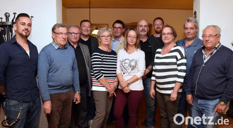 Michael Kühnel (links) führt weiterhin den ESF Neustadt. Josef Kreuzer wurde für besondere Verdienste um den Verein zum Ehrenmitglied ernannt und zugleich für 550 absolvierte Turniere geehrt. Bild: bgm