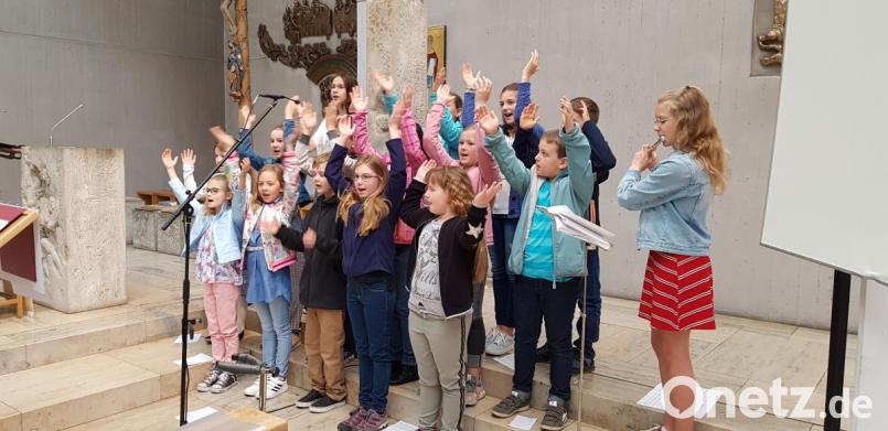 „Gott sei Dank“, „Erzähl mir was von Gott“ oder &quot;Du bist spitze&quot; heißen die Lieder, die der Junge Chor in der Kümmersbrucker Kirche singt. Für letzteres haben die jungen Musiker sogar eine kleine Choreographie einstudiert. Bild: Judith Lehner
