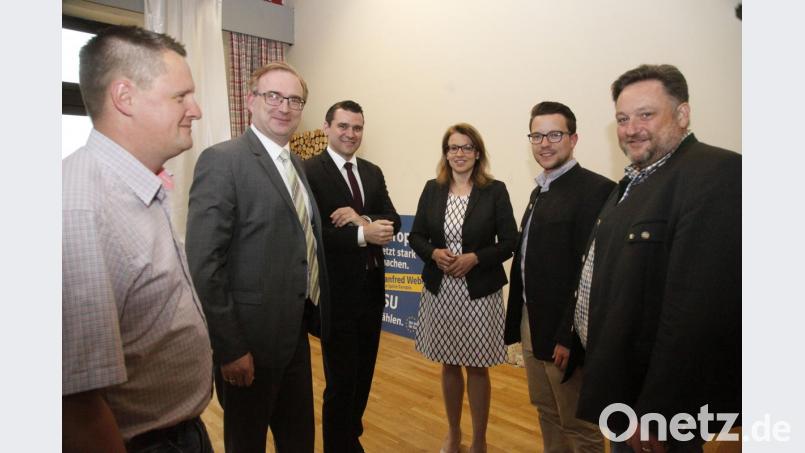 Die Entscheidung über eine erneute Kandidatur gibt Landrat Thomas Ebeling (Dritter von links) im Juli bekannt. Unser Bild zeigt ihn bei der Kreisdelegiertenkonferenz im Gespräch mit den Parteifreunden Michael Schaller, Alexander Flierl, Martina Englhardt-Kopf, Matthias Meier und Thomas Beer (von links). Bild: Hirsch