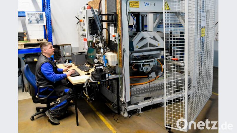 Das Unternehmen kauft viele Teile zwar zu, montiert aber vor Ort. "Jede Komponente prüfen wir auf Herz und Nieren." Bild: chl