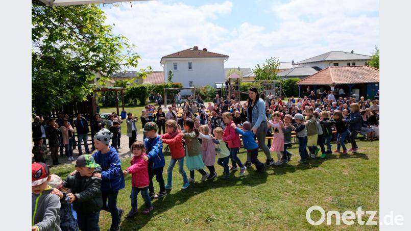 Im Gänsemarsch singend an den Eltern vorbei, so war den Kindern die Freude anzumerken Bild: mab