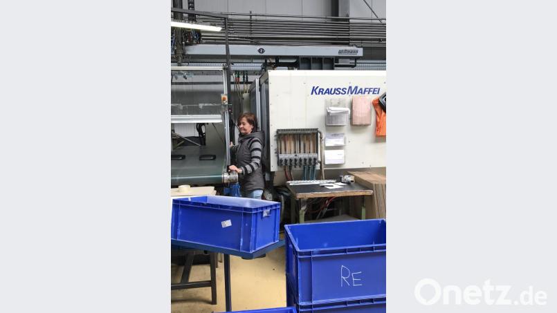 Im Minutentakt spucken die Maschinen, von denen die großen gut und gern mehr als eine Million Euro wert sind, die Kunststoffteile aus; die BaS-Mitarbeiterin kontrolliert akribisch. Bild: eig