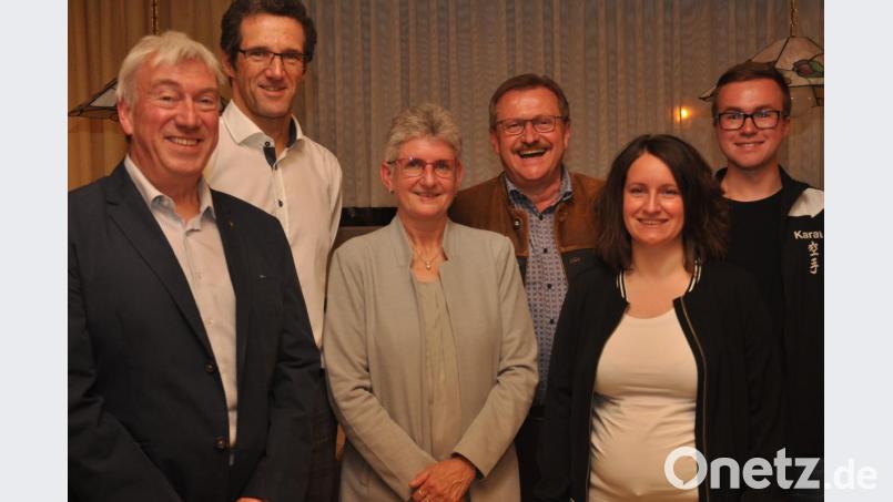 Klaus Nigg (Dritter von rechts) führt zusammen mit Wolfgang Weber (3. Vorsitzender) und Dieter Mittelmeier (2. Vorsitzender, von links) den fast 1800 Mitglieder starken Turnverein an. Technische Leiterin ist Stephanie Beierl (Zweite von rechts), Schriftführerin Manuela Völkl (Dritte von links) und Vereinsjugendvertretung Marcel Bieber (rechts). Bild: dob