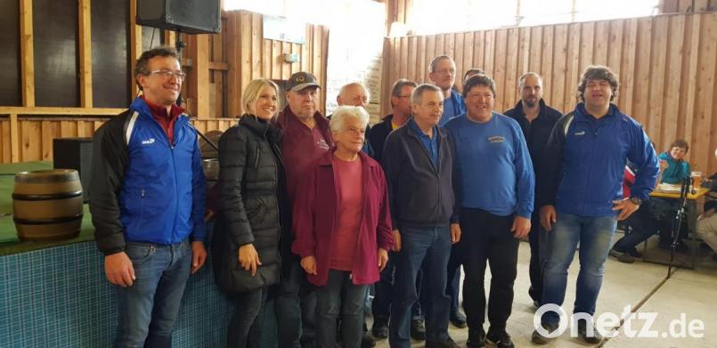 Einige Mitglieder der Grafenwöhrer Wanderfreunde beteiligen sich am Wandertag in Oberfranken. Auch Wanderwart Alfons Dobmann (Dritter von rechts) ist mit dabei. Bild: myd