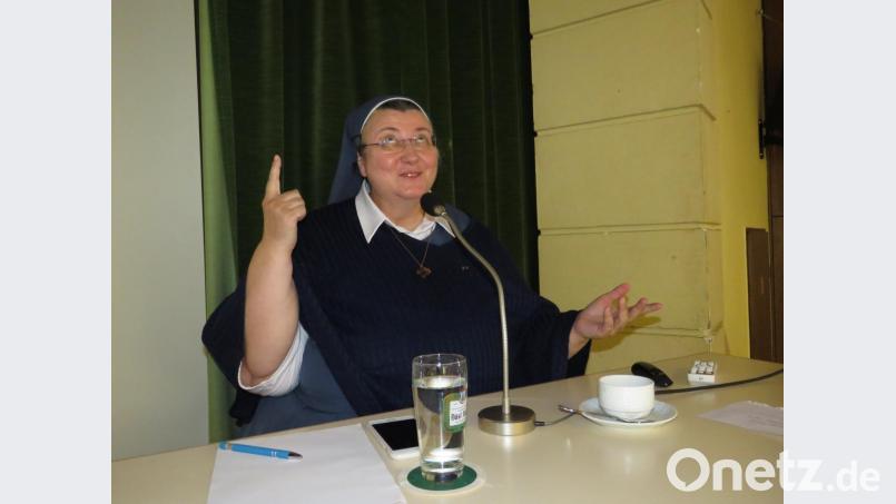 Der gute Draht zum lieben Gott ist Schwester Teresa wichtig. Aber er könnte schon auch öfter mal vorbeischauen, meinte sie lachend. Bild: ubb