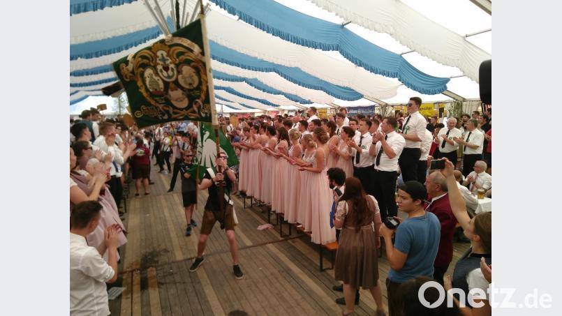 Die Fahnenträger der 80 Vereine werden im Festzelt begeistert gefeiert. Bild: mma