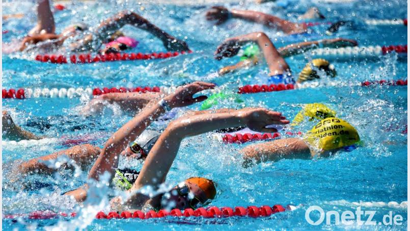 Dichtes Gedränge herrschte beim Weidener Triathlon im Schwimmbecken. In der Startdisziplin galt es, eine gute Grundlage für den weiteren Wettbewerb zu schaffen. Bild: Büttner, Gerhard