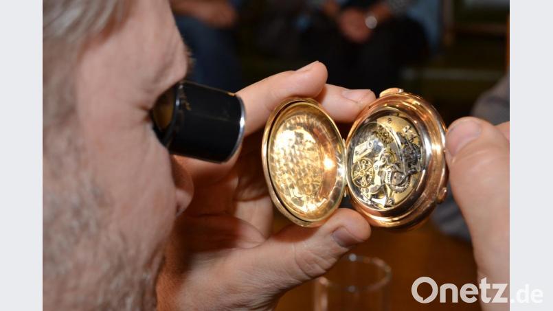 Goldschmied Stefan Gruhle inspiziert das Werk einer wertvollen goldenen Uhr. Bild: hcz