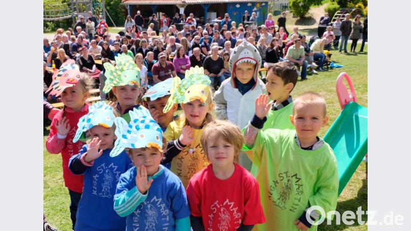 Farbenfroh und fantasievoll waren die Beiträge der Hauptakteure, der Kindergartenkinder. Bild: mab