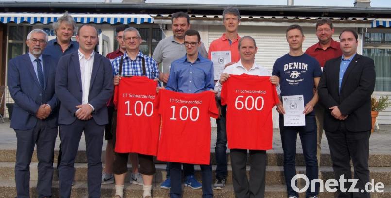 Bürgermeister Manfred Rodde (links) und Spartenleiter Markus Pasurka (Dritter von links) freuen sich über 70 Jahre Tischtennis Schwarzenfeld. Unter anderem wurden Dieter Kotzbauer (Fünfter von links) und Christian Kotzbauer (Siebter von links) für 100 Mannschaftsspiele und Roland Scherer (Neunter von links) für 600 Mannschaftsspiele geehrt. Bild: exb