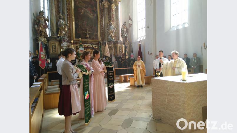 Präses Pfarrer Christian Schulz segnet beim Festgottesdienst die Fahnenbänder Bild: mma