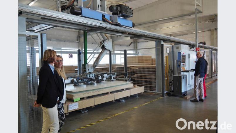 Vollautomatisierte Produktionsanlagen Anlagen ordnen den Aufträgen das korrekte Material zu. Viel wichtiger jedoch sind kreative Köpfe: Rund 150 Menschen arbeiten für das Erbendorfer Unternehmen. Bild: Bühner