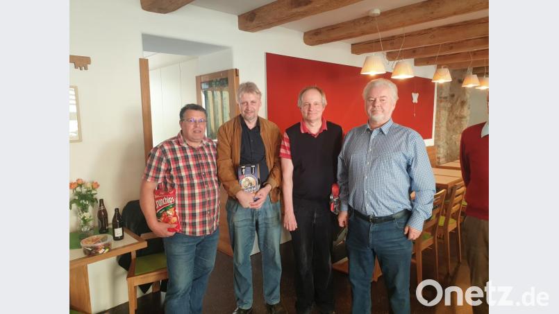 Kreisspielleiter Gerhard Groschwitz (von links) gratulierte dem Zweitplatzierten Helmut Küspert und Turniersieger Toralf Kirschnek. Paul Trapp, Vorsitzender des Schachclubs Mitterteich, wurde Vierter. Bild: exb