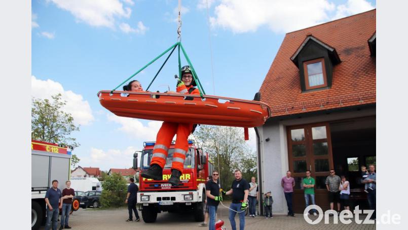 Die Feuerwehr Eschenbach demonstriert, wie Personen aus der Höhe gerettet werden. Bild: jma