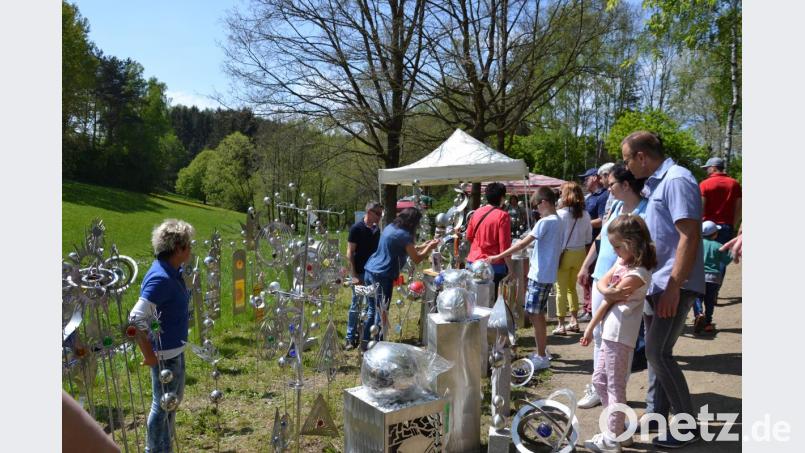 Dekorative Gartenaccessoires und kunsthandwerkliche Objekte gab es beim Gartenmarkt. Bild: gi