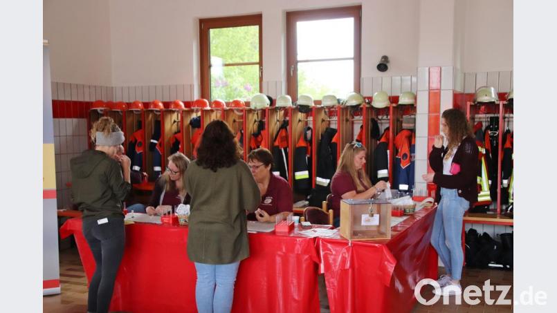 Die Helfer haben bei der Typisierungsaktion in Kirchenthumbach viel zu tun. Bild: jma