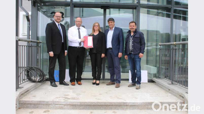 Landrat Andreas Meier, geschäftsführender Vorstand Tassilo Heimberg, Vorstand Sigrid Groß, Bürgermeister Edgar Knobloch und Architekt Reinhold Krausch freuen sich über die Baugenehmigung für die Änderungen im ehemaligen HSG-Gebäude und der damit verbundenen Rechtswirksamkeit des Kaufvertrages. Bild: sne