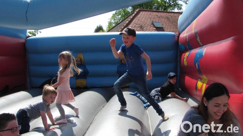 Bereits um 10 Uhr nehmen die Kinder die Feuerwehr-Hüpfburg in Beschlag. Bild: sei